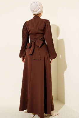 Kolları Piliseli Kuşaklı Abiye Elbise Kahve - Elbise