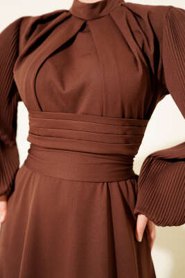 Kolları Piliseli Kuşaklı Abiye Elbise Kahve - Elbise