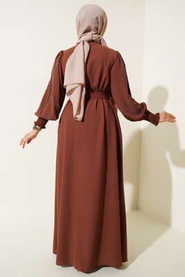 Kolları Taşlı Kuşaklı Elbise Kahve - Tesettür Elbise