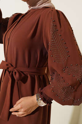 Kolları Taşlı Kuşaklı Elbise Kahve - Tesettür Elbise