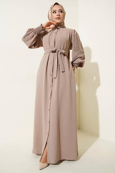 Kolları Taşlı Kuşaklı Elbise Vizon - Tesettür Elbise
