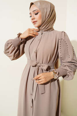 Kolları Taşlı Kuşaklı Elbise Vizon - Tesettür Elbise