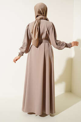 Kolları Taşlı Kuşaklı Elbise Vizon - Tesettür Elbise