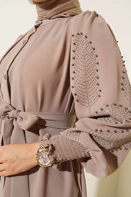 Kolları Taşlı Kuşaklı Elbise Vizon - Tesettür Elbise