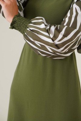 Kolları Zebra Desen Kuşaklı Haki Elbise - Tesettür Elbise