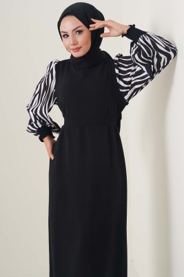 Kolları Zebra Desen Kuşaklı Siyah Elbise - Tesettür Elbise