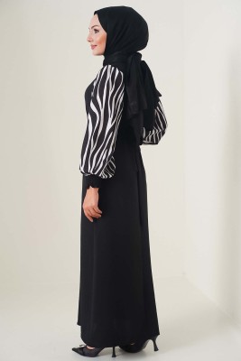 Kolları Zebra Desen Kuşaklı Siyah Elbise - Tesettür Elbise