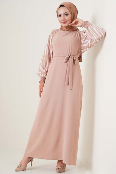 Kolları Zebra Desen Kuşaklı Camel Elbise - Tesettür Elbise