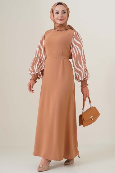Kolları Zebra Desen Kuşaklı Taba Elbise - Tesettür Elbise