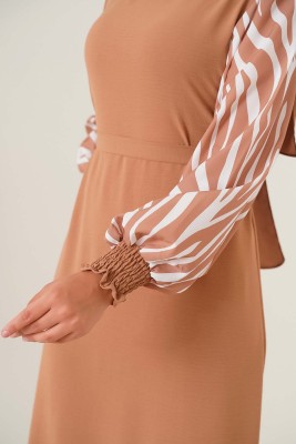 Kolları Zebra Desen Kuşaklı Taba Elbise - Tesettür Elbise