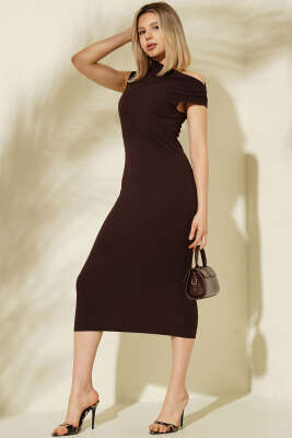 Kolsuz Kayık Yaka Dabıl Midi Elbise Kahve 