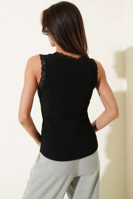 Kolsuz V Yaka Dantel Bluz Siyah - Bluz