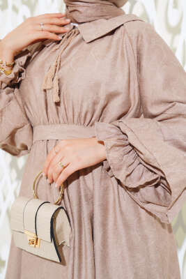 Kolu Katlı Kuşaklı Elbise Latte - Tesettür Elbise