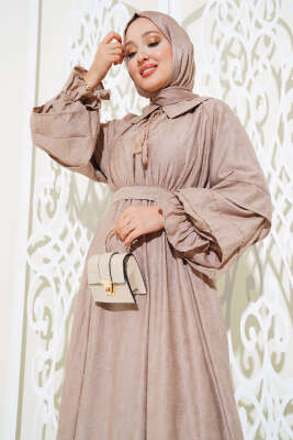 Kolu Katlı Kuşaklı Elbise Latte - Tesettür Elbise