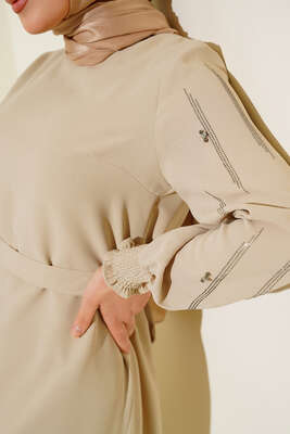 Kolu Taş Süslemeli Kuşaklı Elbise Bej - Thumbnail