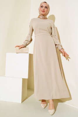 Kolu Taş Süslemeli Kuşaklı Elbise Bej 