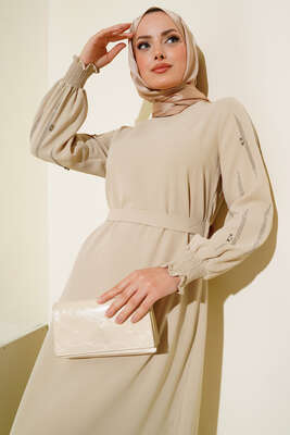 Kolu Taş Süslemeli Kuşaklı Elbise Bej - Tesettür Elbise