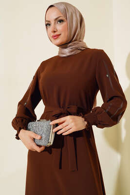Kolu Taş Süslemeli Kuşaklı Elbise Kahve - Tesettür Elbise