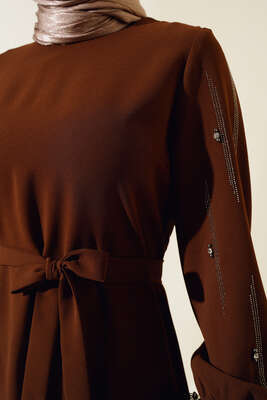 Kolu Taş Süslemeli Kuşaklı Elbise Kahve - Tesettür Elbise