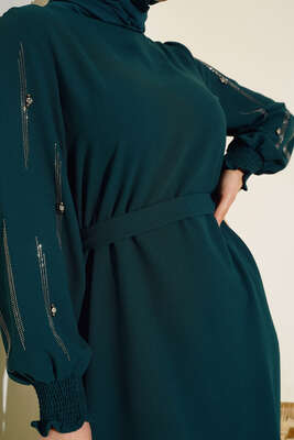 Kolu Taş Süslemeli Kuşaklı Elbise Zümrüt Yeşili - Thumbnail