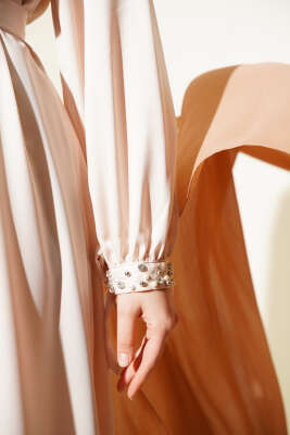 Kolu Taşlı Bağlamalı Saten Abiye Elbise Bej - Tesettür Elbise