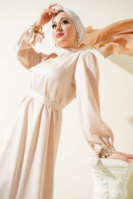 Kolu Taşlı Bağlamalı Saten Abiye Elbise Bej - Tesettür Elbise