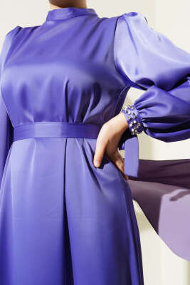 Kolu Taşlı Bağlamalı Saten Abiye Elbise Lila - Tesettür Elbise