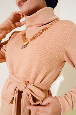 Kolye Detaylı Kuşaklı Elbise Latte - Thumbnail