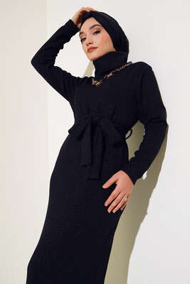 Kolye Detaylı Kuşaklı Elbise Siyah - Thumbnail