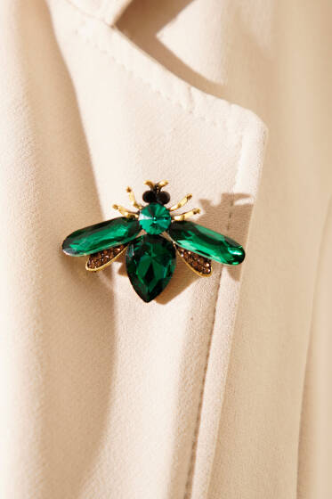 Kristal Taşlı Arı Figürlü Gold Broş Zümrüt - Broş