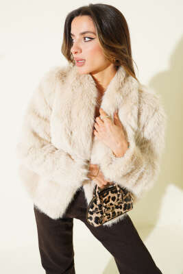 Kruvaze Yaka Astarlı Kısa Kürk Ceket Bej - MISRA