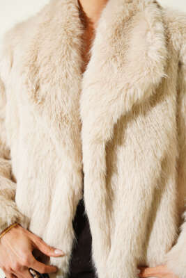 Kruvaze Yaka Astarlı Kısa Kürk Ceket Bej - Kadın Giyim Modelleri