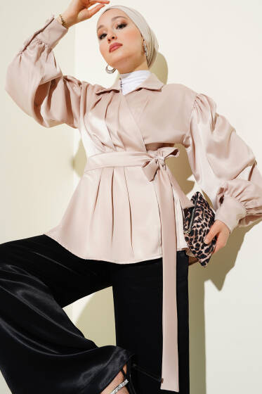 Kruvaze Yaka Dökümlü Saten Bluz Bej - Bluz