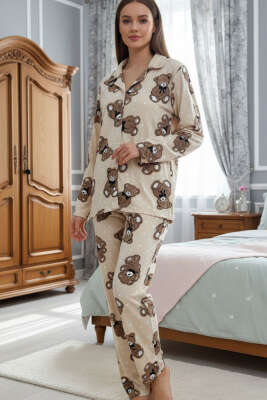 Kruvaze Yaka Düğmeli Ayıcık Desenli Süet Pijama Takımı Bej - HEPYEK BASIC