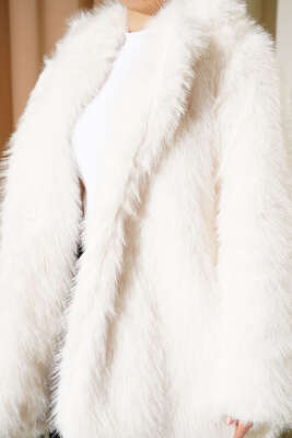 Kruvaze Yaka Düğmeli Kürklü Mont Ekru - Mont