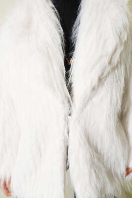 Kruvaze Yaka Kürklü Mont Ekru - Mont