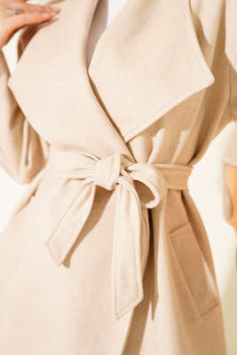 Kruvaze Yakalı Kuşaklı Uzun Kaşe Kaban Bej - Kaban