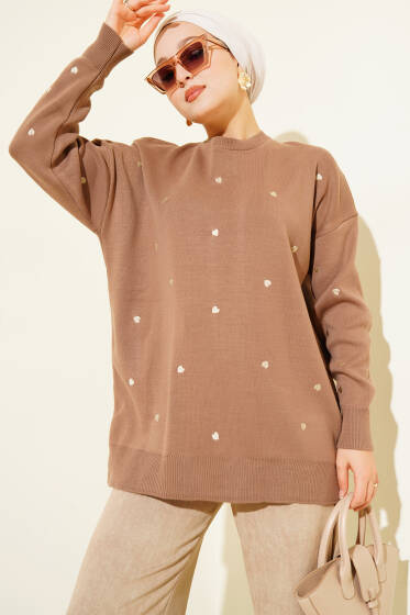 Küçük Kalp Nakışlı Triko Kazak Latte - Triko Kazak