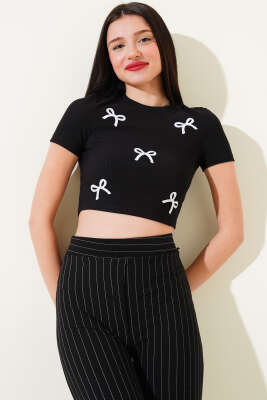 Kurdele Nakışlı Kısa Kol Crop Siyah - Kadın Giyim Modelleri