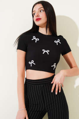 Kurdele Nakışlı Kısa Kol Crop Siyah - Kadın Giyim Modelleri