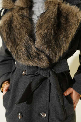 Kürk Yakalı Düğmeli Kaşe Kaban Füme - Kaban