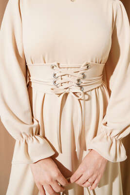 Kuş Gözü Kuşaklı Elbise Bej - Tesettür Elbise