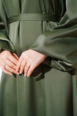 Kuşaklı Balon Kol Saten Elbise Haki - Tesettür Elbise