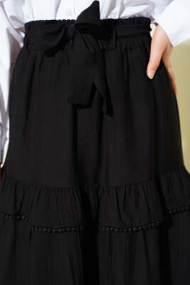 Kuşaklı Kat Detaylı Kloş Etek Siyah - Etek