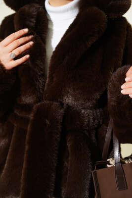 Kuşaklı Kruvaze Yaka Kürk Mont Kahve - Mont