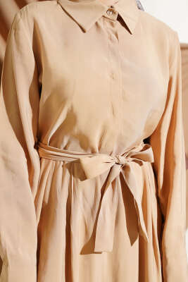 Kuşaklı Yarım Yaka Düğmeli Tensel Elbise Bej - Elbise