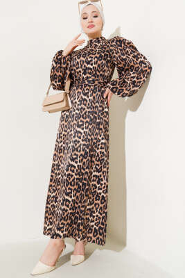 Leopar Desenli Kuşaklı Saten Elbise Camel - Tesettür Elbise