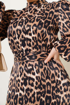 Leopar Desenli Kuşaklı Saten Elbise Camel - Tesettür Elbise
