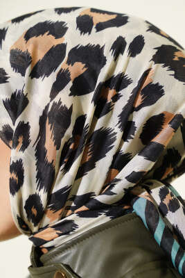 Leopar Desenli Soft Eşarp Petrol Yeşili - Başörtüsü