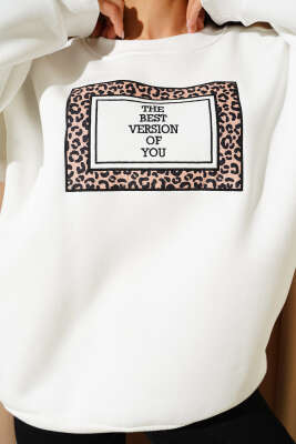 Leoparlı Nakışlı Şardonlu Sweatshirt Beyaz - Kadın Giyim Modelleri